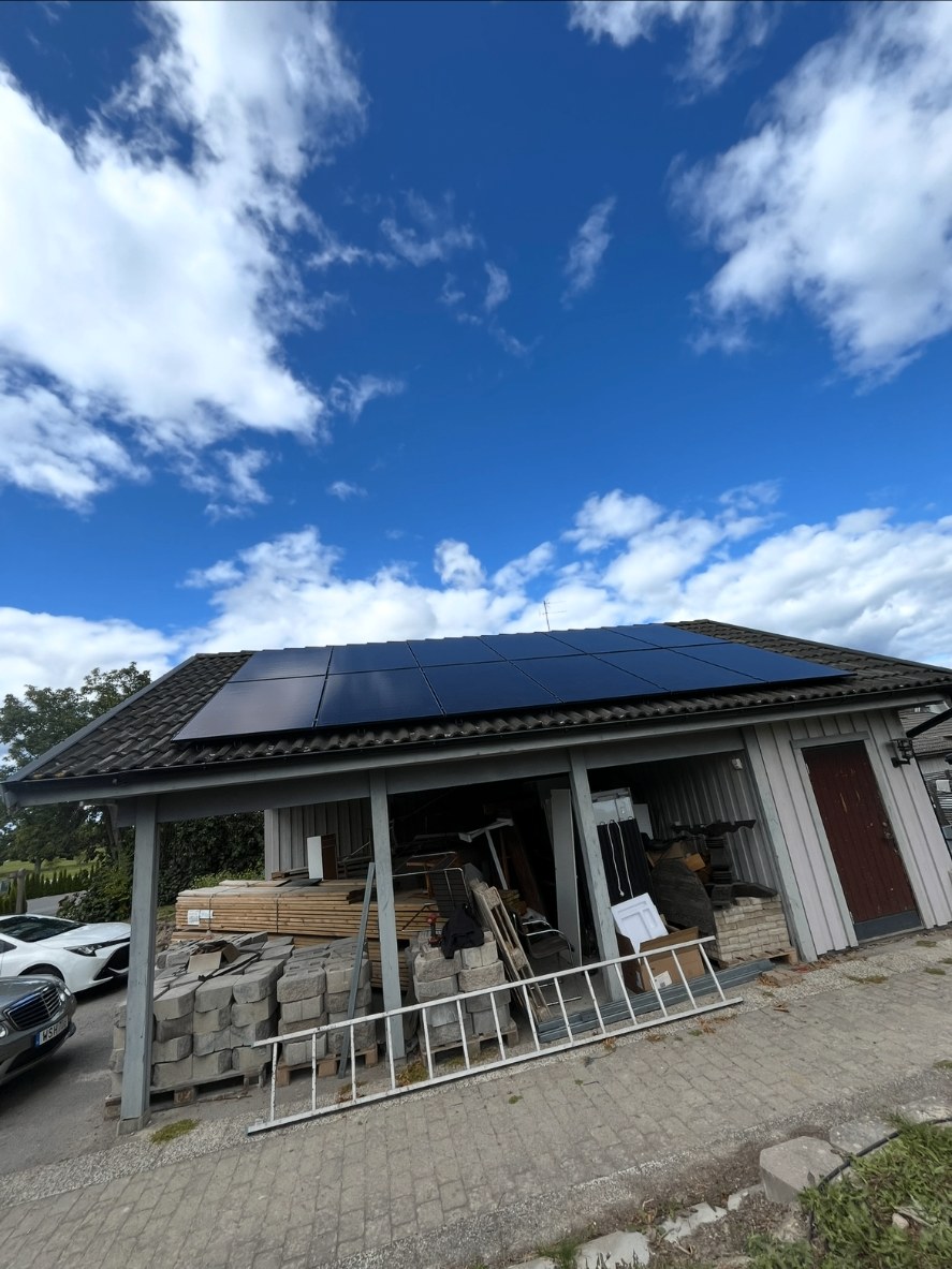 Solcellspaneler monterade på taket till ett garage vid en villa i Lindö i Norrköping